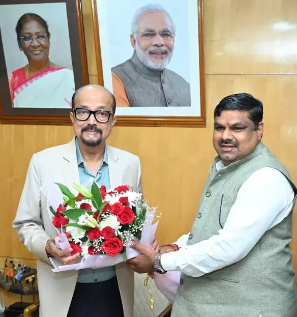 राज्यपाल डेका को स्कूल शिक्षा मंत्री गजेंद्र यादव ने दी नए वर्ष की शुभकामनाएं राज्यपाल डेका को स्कूल शिक्षा मंत्री गजेंद्र यादव ने दी नए वर्ष की शुभकामनाएं