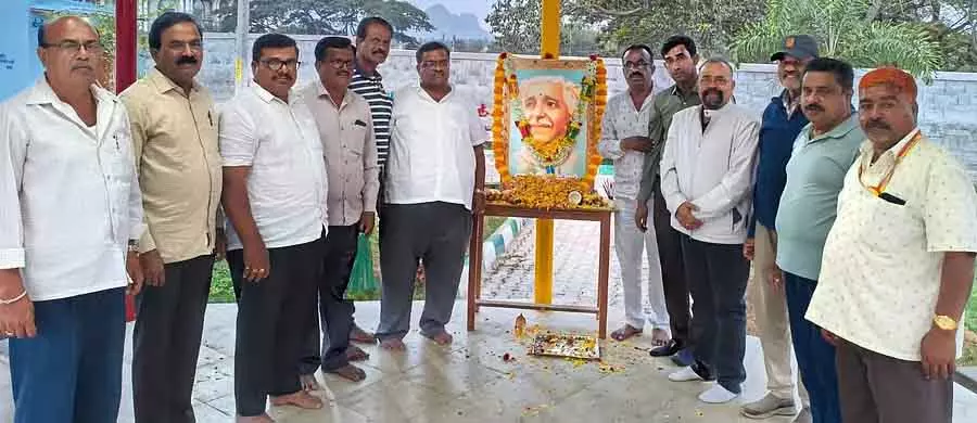 एक महान कवि जिन्होंने सार्वभौमिक मानवता के दर्शन का प्रचार किया: K. Seshadri Sasi एक महान कवि जिन्होंने सार्वभौमिक मानवता के दर्शन का प्रचार किया: K. Seshadri Sasi