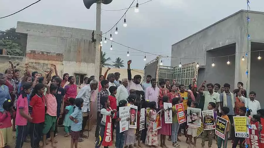 Chikkaballapur : केपीएस-मैग्नेट स्कूल कडाडिब्बनूर में विरोध प्रदर्शन Chikkaballapur : केपीएस-मैग्नेट स्कूल कडाडिब्बनूर में विरोध प्रदर्शन