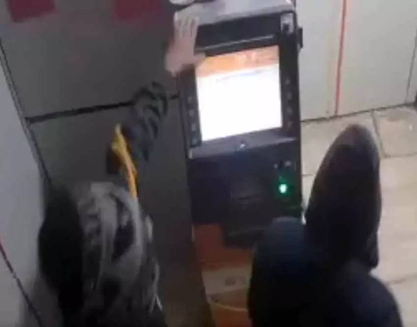 जाजपुर में ATM चोरी से हड़कंप, चोर ATM मशीन और कैश लेकर फरार, जांच जारी जाजपुर में ATM चोरी से हड़कंप, चोर ATM मशीन और कैश लेकर फरार, जांच जारी