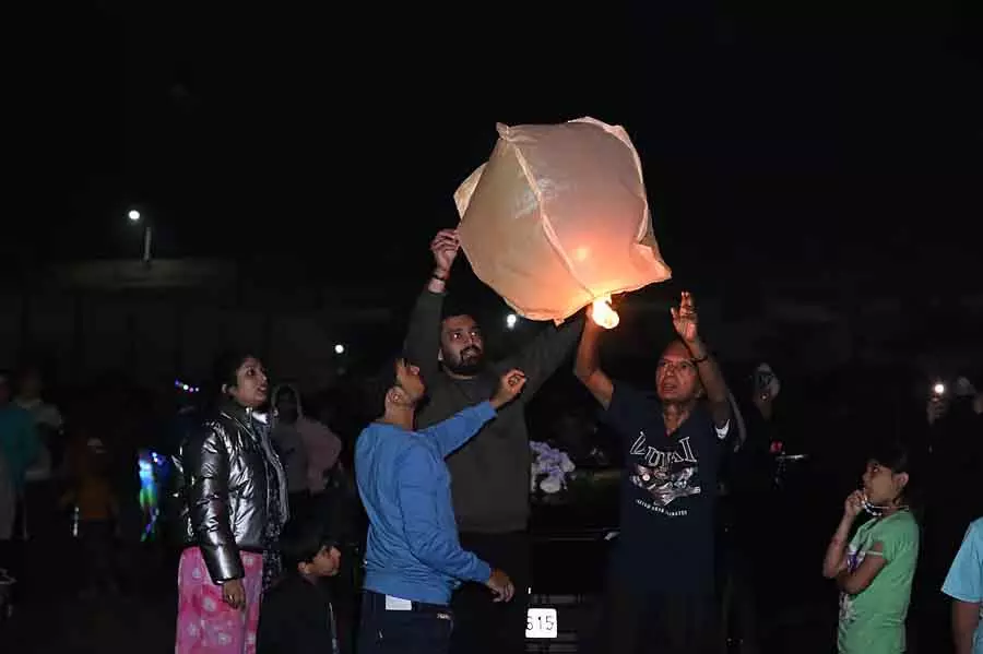 Karwar : नए साल के मौके पर आतिशबाजी की गई और लालटेन जलाई गई Karwar : नए साल के मौके पर आतिशबाजी की गई और लालटेन जलाई गई