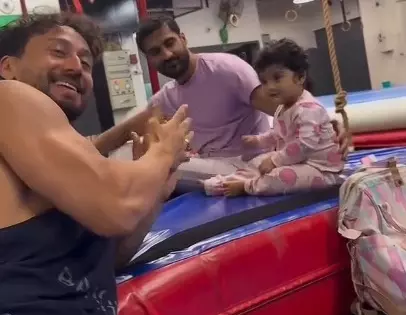 बच्चे को चीयर करते दिखे Tiger श्रॉफ, जैकी श्रॉफ ने शेयर किया खास वीडियो बच्चे को चीयर करते दिखे Tiger श्रॉफ, जैकी श्रॉफ ने शेयर किया खास वीडियो