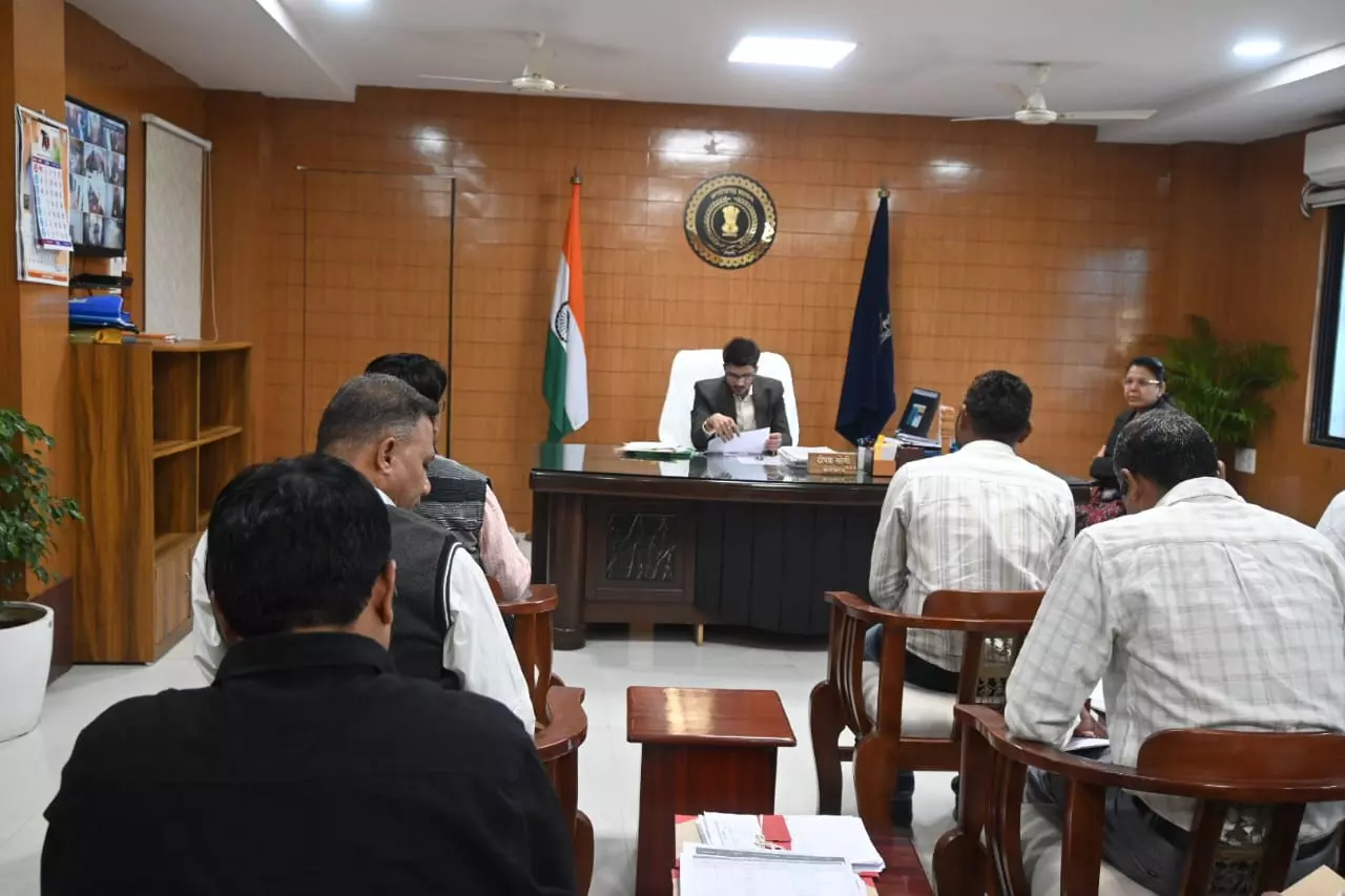 कलेक्टर ने की धान खरीदी प्रगति की समीक्षा कलेक्टर ने की धान खरीदी प्रगति की समीक्षा