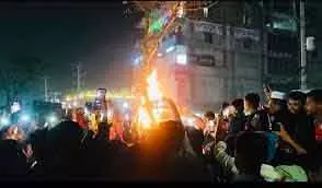 Bangladesh में भीड़ ने हिंदू व्यक्ति को चाकू मारा, आग के हवाले किया Bangladesh में भीड़ ने हिंदू व्यक्ति को चाकू मारा, आग के हवाले किया