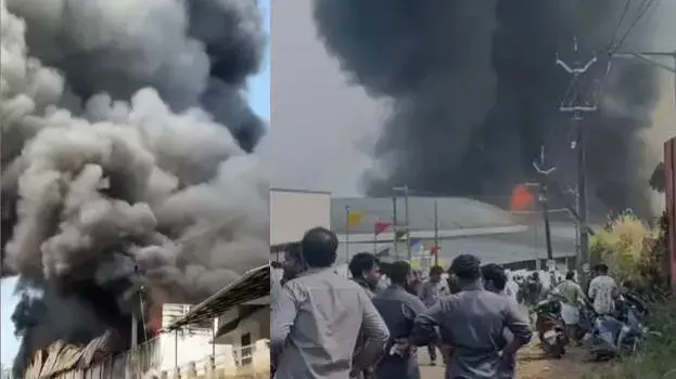 Kerala: पूकूटूर में फुटवियर फैक्ट्री में भीषण आग लगी; बचाव अभियान जारी Kerala: पूकूटूर में फुटवियर फैक्ट्री में भीषण आग लगी; बचाव अभियान जारी