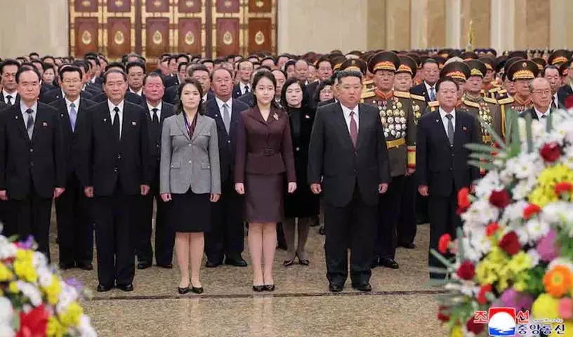 Kim Jong Un की बेटी ने पहली बार सरकारी समाधि का दौरा किया Kim Jong Un की बेटी ने पहली बार सरकारी समाधि का दौरा किया