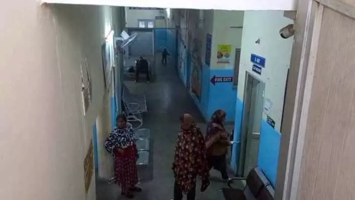Sarwal के सरकारी अस्पताल में बिजली जाने से मरीजों को परेशानी हुई Sarwal के सरकारी अस्पताल में बिजली जाने से मरीजों को परेशानी हुई