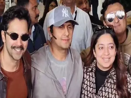 जैसलमेर : तनोट माता का आशीर्वाद लेने पहुंची बॉर्डर-2 की पूरी टीम, सोनू निगम ने जाहिर की खुशी जैसलमेर : तनोट माता का आशीर्वाद लेने पहुंची बॉर्डर-2 की पूरी टीम, सोनू निगम ने जाहिर की खुशी
