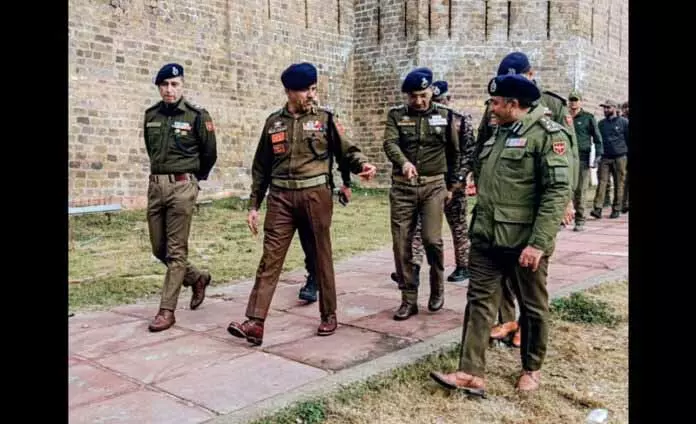 DGP ने जम्मू में प्रमुख धार्मिक स्थलों पर सुरक्षा की समीक्षा की DGP ने जम्मू में प्रमुख धार्मिक स्थलों पर सुरक्षा की समीक्षा की