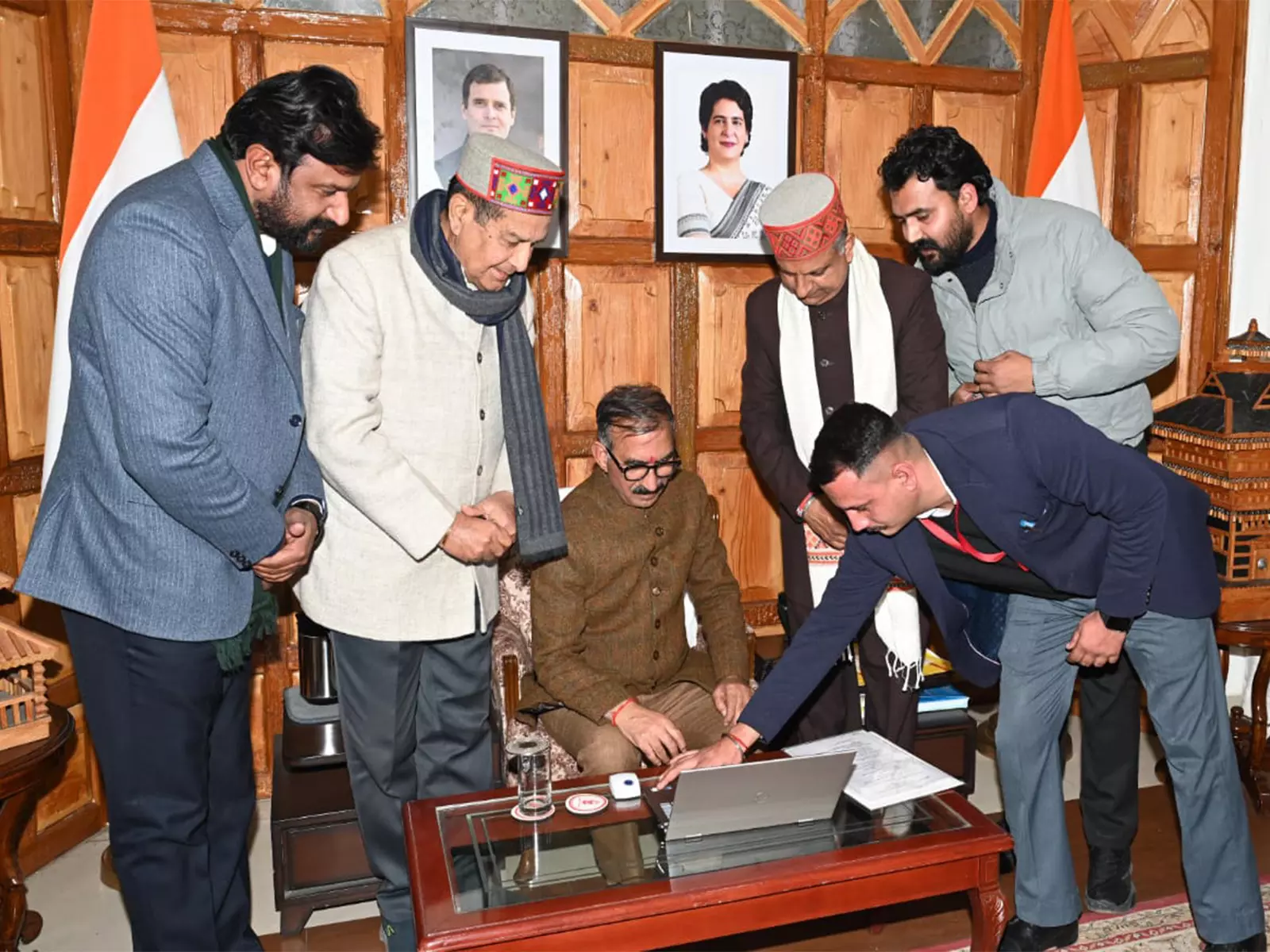 CM सुखु ने राज्य अनुसूचित जाति आयोग की आधिकारिक वेबसाइट का शुभारंभ किया CM सुखु ने राज्य अनुसूचित जाति आयोग की आधिकारिक वेबसाइट का शुभारंभ किया