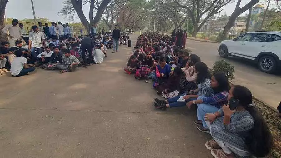 Dharwad : स्कॉलरशिप की मांग को लेकर एग्रीकल्चरल यूनिवर्सिटी में विरोध प्रदर्शन Dharwad : स्कॉलरशिप की मांग को लेकर एग्रीकल्चरल यूनिवर्सिटी में विरोध प्रदर्शन