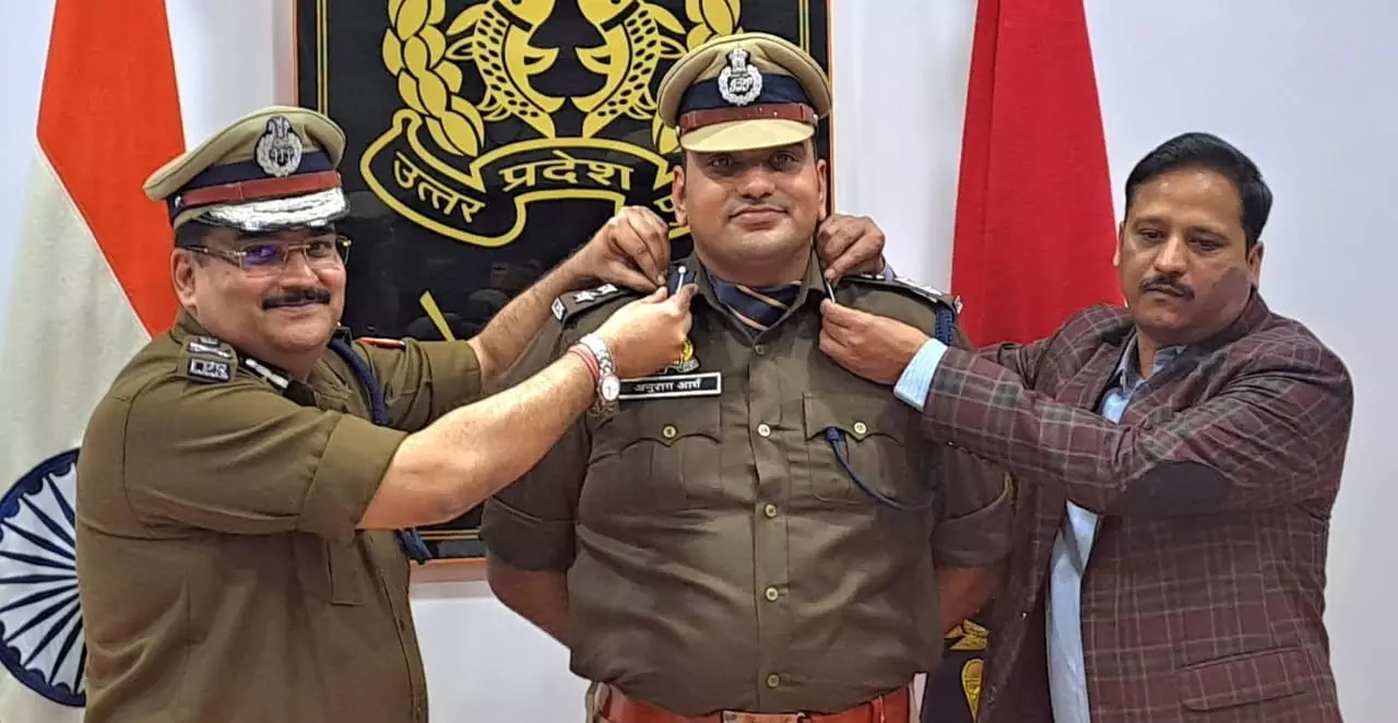 Bareilly: प्रतीक चिन्ह देकर एसएसपी को सम्मानित किया गया Bareilly: प्रतीक चिन्ह देकर एसएसपी को सम्मानित किया गया