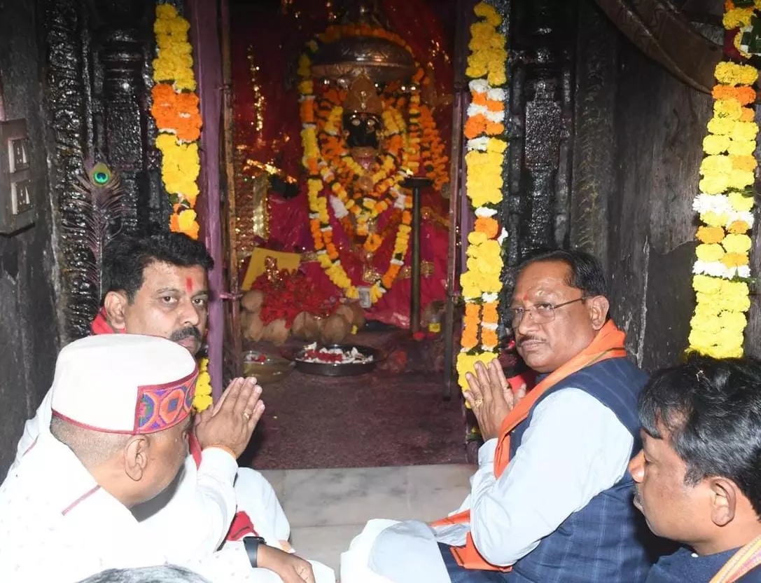 CM विष्णुदेव साय ने बस्तर की आराध्य देवी मां दंतेश्वरी की पूजा-अर्चना की CM विष्णुदेव साय ने बस्तर की आराध्य देवी मां दंतेश्वरी की पूजा-अर्चना की