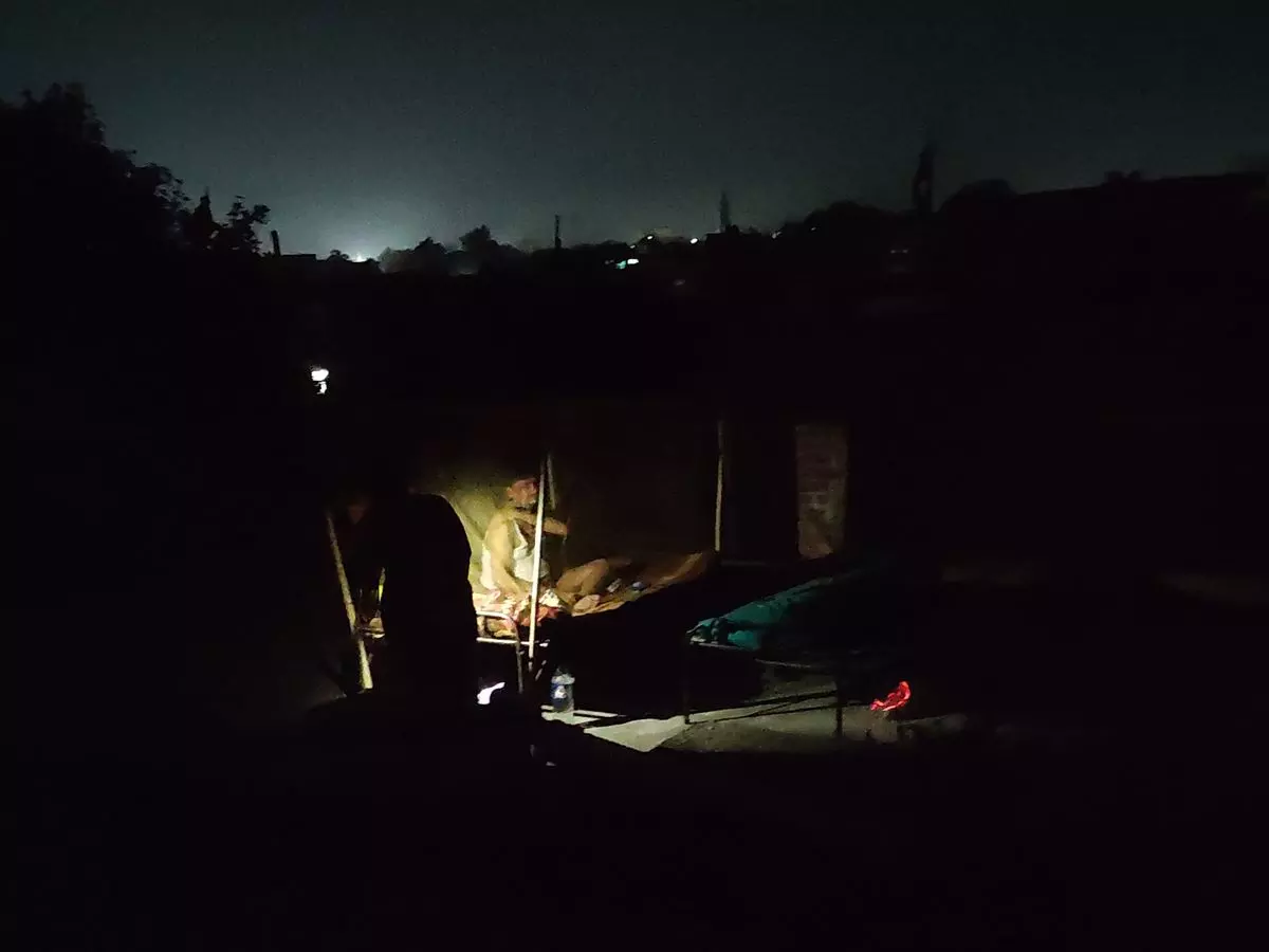 Farrukhabad: विद्युत फाल्ट से ग्रामीण क्षेत्रों में अंधेरा छाया Farrukhabad: विद्युत फाल्ट से ग्रामीण क्षेत्रों में अंधेरा छाया