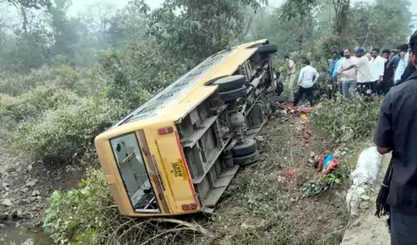 Ashwapuram के पास बस दुर्घटना में इंजीनियरिंग के छात्र घायल Ashwapuram के पास बस दुर्घटना में इंजीनियरिंग के छात्र घायल