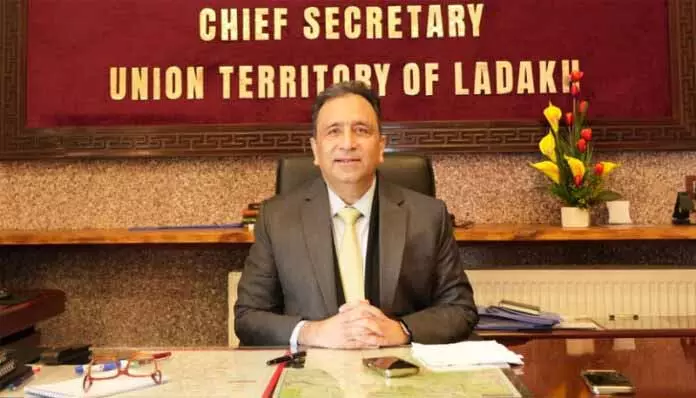 पहले दिन, नए CS Ladakh ने एडमिन सेक्रेटरी को फील्ड विजिट और रात भर रुकने का निर्देश दिया पहले दिन, नए CS Ladakh ने एडमिन सेक्रेटरी को फील्ड विजिट और रात भर रुकने का निर्देश दिया