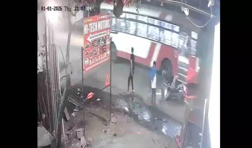 हैदराबाद के मुसरमबाग में RTC बस एक्सीडेंट में कपल की मौत हैदराबाद के मुसरमबाग में RTC बस एक्सीडेंट में कपल की मौत