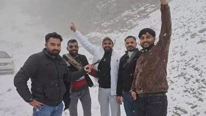 बर्फबारी के कारण SGR-Leh, मुगल, सिंथन टॉप रोड बंद बर्फबारी के कारण SGR-Leh, मुगल, सिंथन टॉप रोड बंद