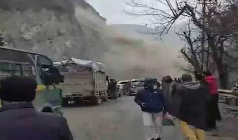 Jammu-Kashmir हाईवे पर भारी लैंडस्लाइड, मोटर चालक बचने के लिए भागे Jammu-Kashmir हाईवे पर भारी लैंडस्लाइड, मोटर चालक बचने के लिए भागे