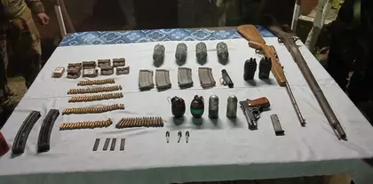 Manipur: 27 बम, हथियार और गोला-बारूद बरामद; दो आतंकवादी पकड़े गए Manipur: 27 बम, हथियार और गोला-बारूद बरामद; दो आतंकवादी पकड़े गए