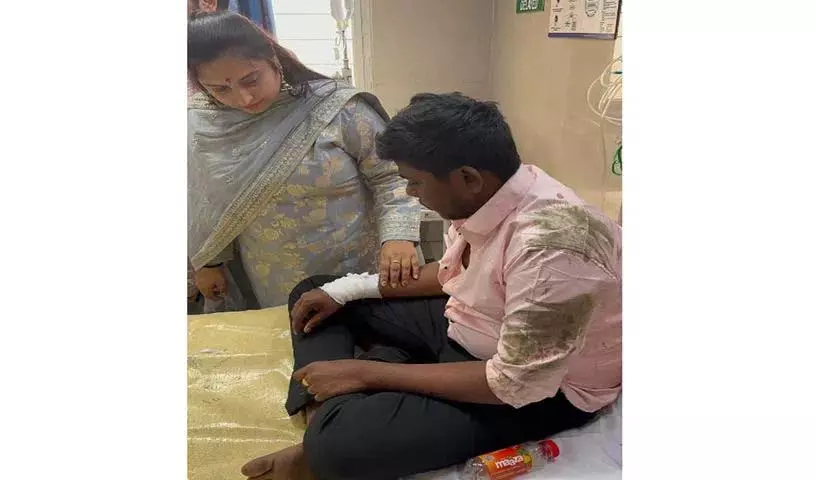 Sindhu Tapasvi ने बस दुर्घटना में घायल छात्रों को सलाह दी Sindhu Tapasvi ने बस दुर्घटना में घायल छात्रों को सलाह दी