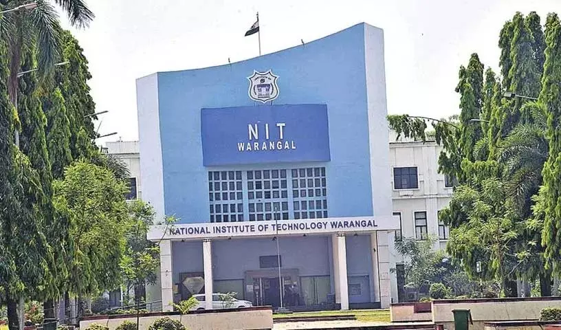 आउटसोर्सिंग कर्मचारियों ने वारंगल NIT के सामने विरोध प्रदर्शन किया आउटसोर्सिंग कर्मचारियों ने वारंगल NIT के सामने विरोध प्रदर्शन किया