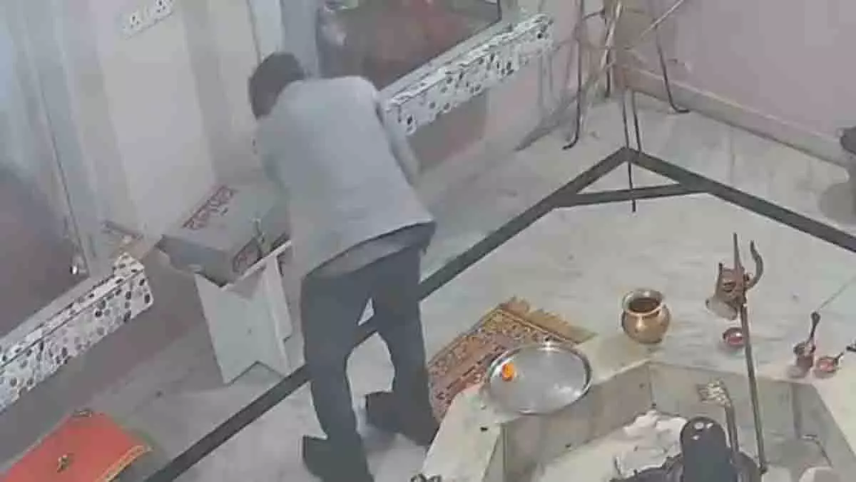Uttar Pradesh के अमरोहा जिले में एक आदमी ने दान पेटी से कैश चुराया Uttar Pradesh के अमरोहा जिले में एक आदमी ने दान पेटी से कैश चुराया