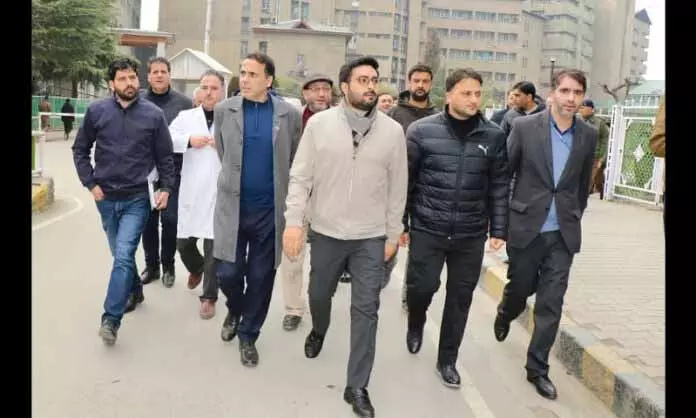डीसी श्रीनगर, डायरेक्टर SKIMS ने इंफ्रास्ट्रक्चर अपग्रेडेशन का मौके पर जाकर जायजा लिया डीसी श्रीनगर, डायरेक्टर SKIMS ने इंफ्रास्ट्रक्चर अपग्रेडेशन का मौके पर जाकर जायजा लिया