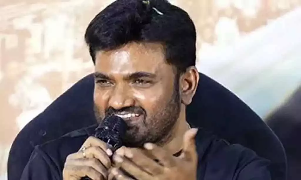 Prabhas की द राजा साब: मारुति के बयानों ने सोशल मीडिया पर मचाया तहलका Prabhas की द राजा साब: मारुति के बयानों ने सोशल मीडिया पर मचाया तहलका