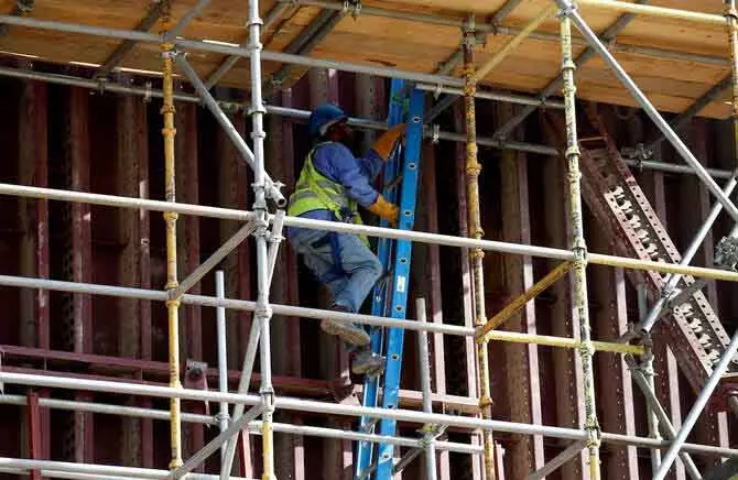 Bangladesh का ऐतिहासिक रिकॉर्ड: 2025 में 7.5 लाख वर्कर पहुंचे सऊदी अरब Bangladesh का ऐतिहासिक रिकॉर्ड: 2025 में 7.5 लाख वर्कर पहुंचे सऊदी अरब