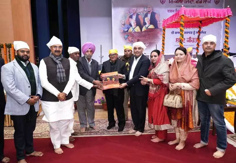 राज्यपाल कटारिया को Shri Fatehgarh Sahib-सर्वोच्च बलिदानों की भूमि पुस्तक भेंट की गई राज्यपाल कटारिया को Shri Fatehgarh Sahib-सर्वोच्च बलिदानों की भूमि पुस्तक भेंट की गई