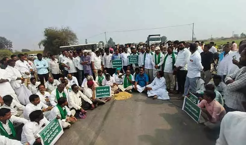 सोयाबीन खरीद पर विवाद: किसानों का प्रदर्शन और Markfed की सफाई सोयाबीन खरीद पर विवाद: किसानों का प्रदर्शन और Markfed की सफाई