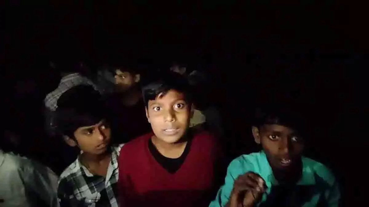 Sangareddy के सरकारी स्कूल में बिजली न होने पर छात्रों ने विरोध प्रदर्शन किया Sangareddy के सरकारी स्कूल में बिजली न होने पर छात्रों ने विरोध प्रदर्शन किया