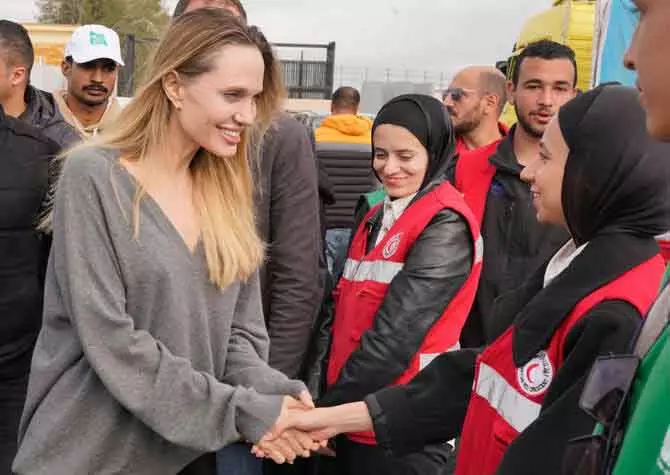 Rafah बॉर्डर पहुंचीं एंजेलिना जोली: मानवीय मदद का लिया जायजा Rafah बॉर्डर पहुंचीं एंजेलिना जोली: मानवीय मदद का लिया जायजा