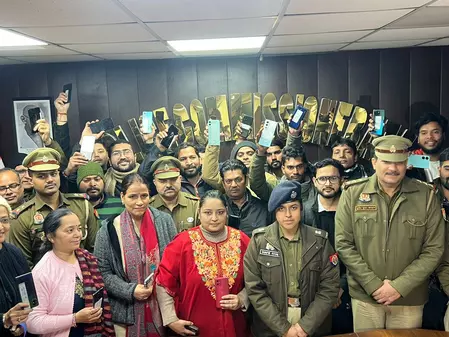 नोएडा पुलिस ने 25 लाख रुपये के 77 गुम मोबाइल ढूंढ निकाले, उनके मालिकों को लौटाए नोएडा पुलिस ने 25 लाख रुपये के 77 गुम मोबाइल ढूंढ निकाले, उनके मालिकों को लौटाए