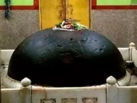तिलभांडेश्वर महादेव : हर साल मकर संक्रांति पर तिल भर बढ़ता शिवलिंग का आकार तिलभांडेश्वर महादेव : हर साल मकर संक्रांति पर तिल भर बढ़ता शिवलिंग का आकार