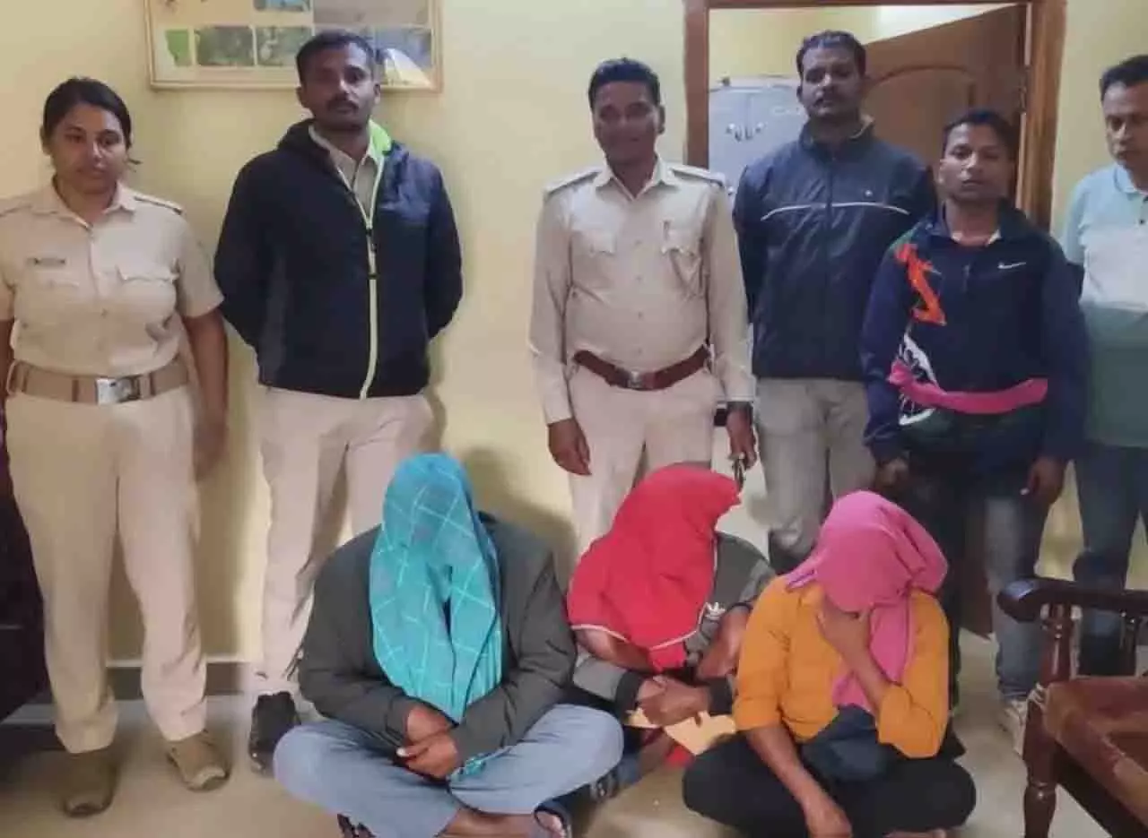 Nuapada में दो तेंदुए की खाल, सांभर के सींग जब्त; छह गिरफ्तार Nuapada में दो तेंदुए की खाल, सांभर के सींग जब्त; छह गिरफ्तार
