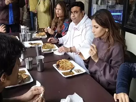नए साल के मौके पर परिवार के साथ अमृतसर पहुंचे कीकू शारदा, लिया कुलचों का स्वाद नए साल के मौके पर परिवार के साथ अमृतसर पहुंचे कीकू शारदा, लिया कुलचों का स्वाद