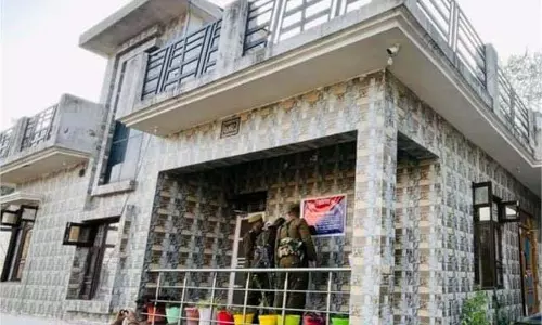 Jammu-Kashmir: पुलिस की बड़ी कार्रवाई, ड्रग तस्कर का रिहायशी मकान जब्त Jammu-Kashmir: पुलिस की बड़ी कार्रवाई, ड्रग तस्कर का रिहायशी मकान जब्त