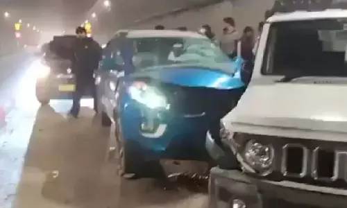 Himachal Pradesh: अटल टनल में चार वाहन भिड़े, वाहन क्षतिग्रस्त Himachal Pradesh: अटल टनल में चार वाहन भिड़े, वाहन क्षतिग्रस्त