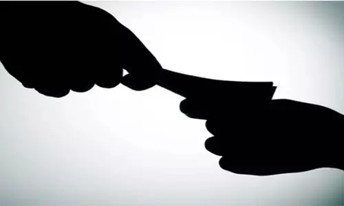 सब-इंस्पेक्टर की हुई गिरफ्तारी, केस को रफा-दफा करने ले रहा था रिश्वत सब-इंस्पेक्टर की हुई गिरफ्तारी, केस को रफा-दफा करने ले रहा था रिश्वत