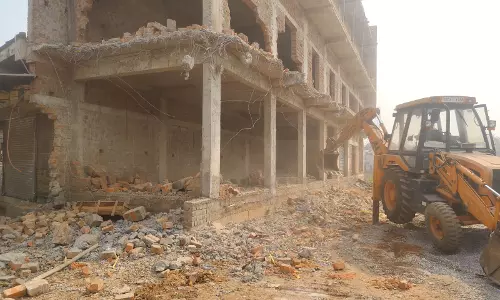 चंगोराभाठा में अनुमति के विपरीत निर्माणाधीन भवन पर चला बुलडोजर चंगोराभाठा में अनुमति के विपरीत निर्माणाधीन भवन पर चला बुलडोजर