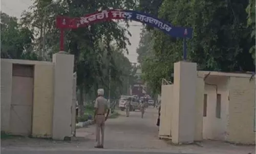 Punjab:केंद्रीय जेल में 2 गुटों के बीच झड़प, जमकर हुआ हंगामा Punjab:केंद्रीय जेल में 2 गुटों के बीच झड़प, जमकर हुआ हंगामा