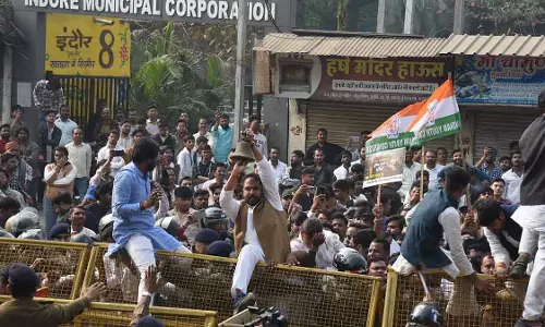 Indore : कांग्रेस ने सख्त कार्रवाई, पीड़ितों के परिजनों के लिए ₹1 करोड़ मुआवजे की मांग की