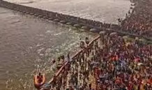 Prayagraj: सेल्फी ले रही किशोरी यमुना में गिरी,पीएसी जवानों ने सुरक्षित बाहर निकाल Prayagraj: सेल्फी ले रही किशोरी यमुना में गिरी,पीएसी जवानों ने सुरक्षित बाहर निकाल