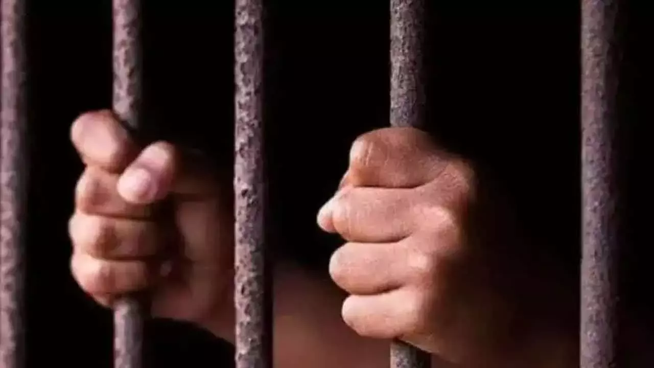Telangana: चारमीनार का व्यापारी अवैध पिस्तौल रखने के आरोप में गिरफ्तार Telangana: चारमीनार का व्यापारी अवैध पिस्तौल रखने के आरोप में गिरफ्तार