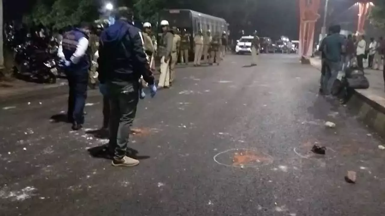 Karnataka: भाजपा विधायक के समर्थकों के साथ झड़प में कांग्रेस कार्यकर्ता की गोली मारकर हत्या Karnataka: भाजपा विधायक के समर्थकों के साथ झड़प में कांग्रेस कार्यकर्ता की गोली मारकर हत्या