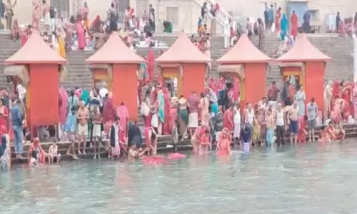 वाराणसी: सर्द हवा और हल्की बारिश में भी आस्था की डुबकी लगा रहे श्रद्धालु, नहीं दिखी उत्साह में कमी वाराणसी: सर्द हवा और हल्की बारिश में भी आस्था की डुबकी लगा रहे श्रद्धालु, नहीं दिखी उत्साह में कमी