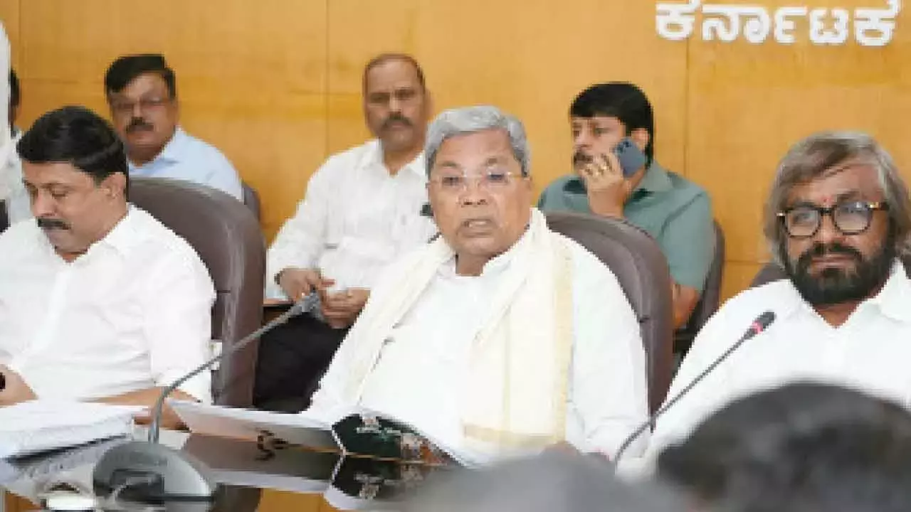 Karnataka: मुख्यमंत्री ने अधिकारियों से गरीबों के संवैधानिक अधिकारों की रक्षा करने का आग्रह किया