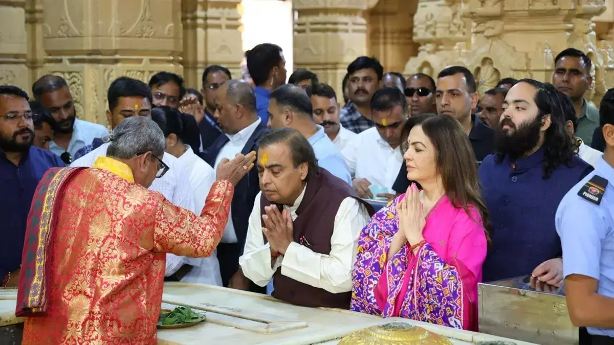 Somnath: मुकेश, नीता और अनंत अंबानी ने सोमनाथ मंदिर में पूजा-अर्चना की Somnath: मुकेश, नीता और अनंत अंबानी ने सोमनाथ मंदिर में पूजा-अर्चना की